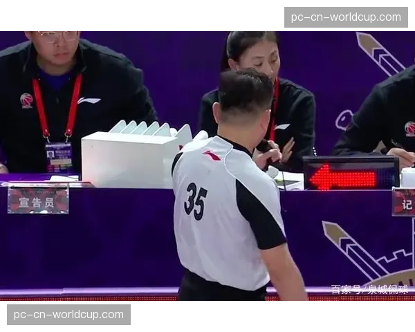 专栏:VAR沟通改进协议生效,主裁判首次通过现场麦克风向全场解释关键改判依据