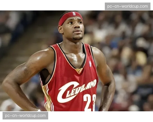 聚焦:场边观战的勒布朗·詹姆斯与德维恩·韦德热烈讨论比赛 聚焦:场边观战的勒布朗·詹姆斯与德维恩·韦德热烈讨论比赛